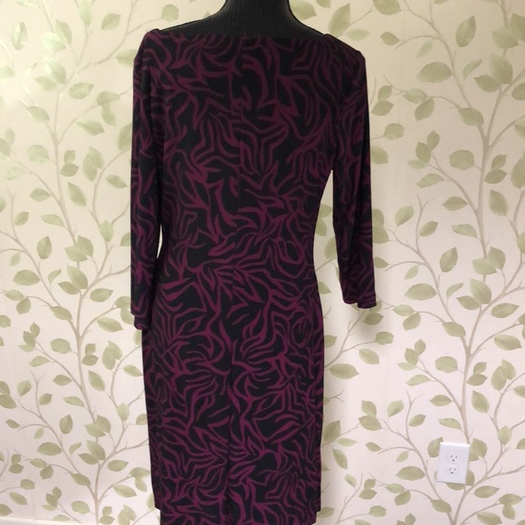 Anne Klein long sleeved fuchsia and black print dress with side rushing. Size 12 - Picture 2 of 4